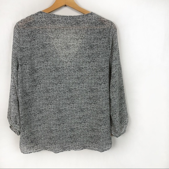 H&M Black and White 3/4 Sleeve V-Neck Blouse 10 - Picture 3 of 8